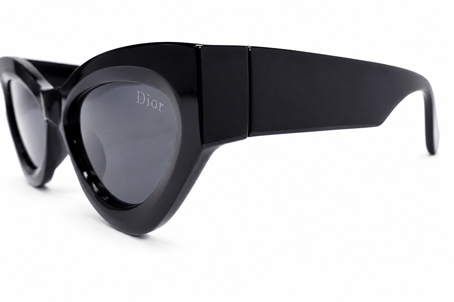 18036 Oversized Cat-Eye Sunglasses in Classic Black