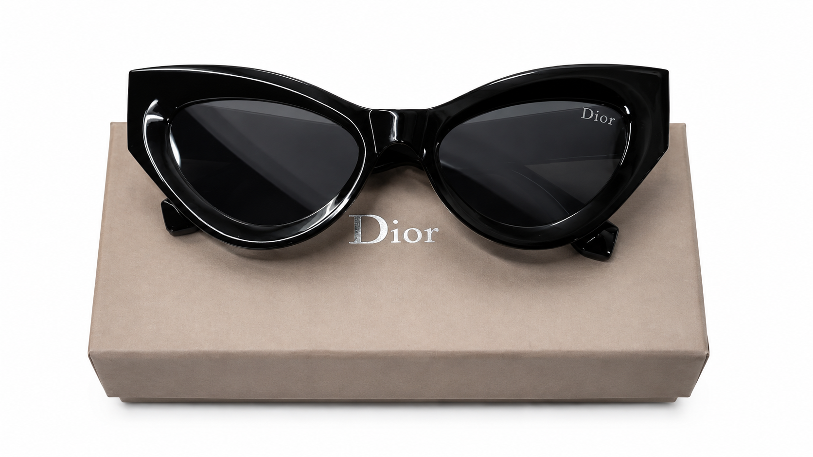 18036 Oversized Cat-Eye Sunglasses in Classic Black